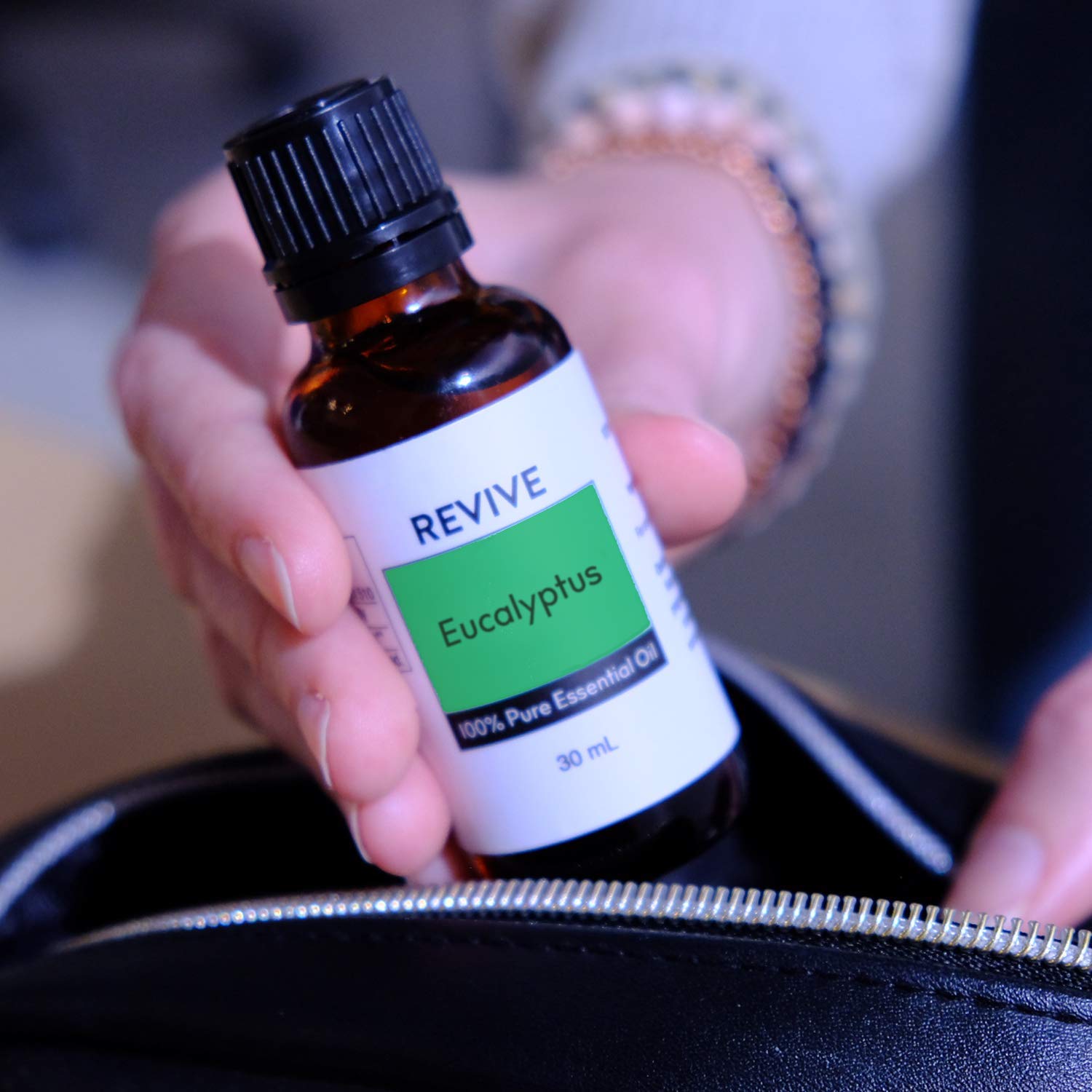REVIVEEO botella 30 mL en mano para apreciar tamaño práctico