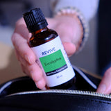 REVIVEEO botella 30 mL en mano para apreciar tamaño práctico