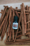 REVIVEEO botella de aceite de canela junto a mano para escala y dosificación