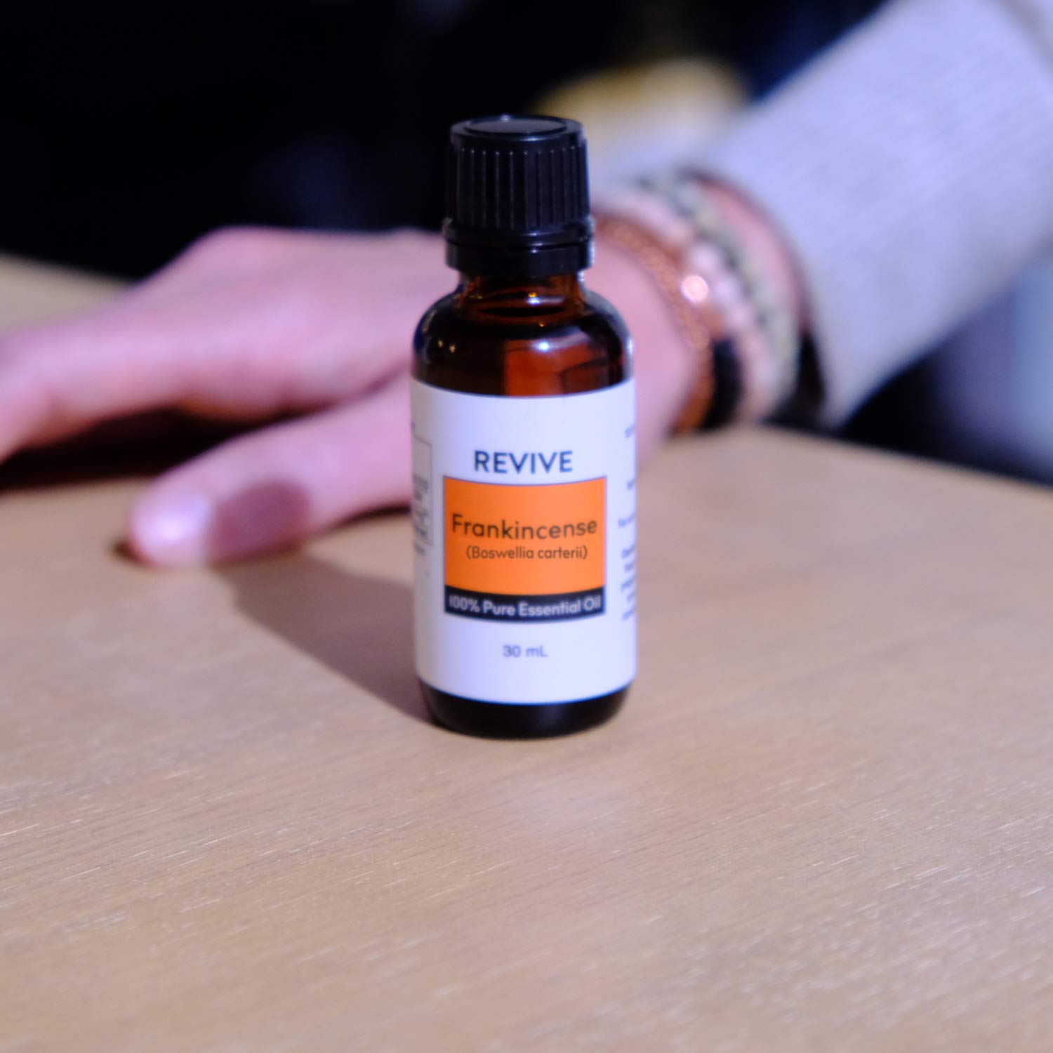 REVIVEEO gota del aceite en piel diluida, demuestra absorción suave y aroma