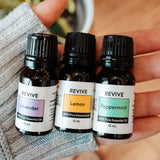 REVIVEEO gota de aceite de lavanda destacando textura y pureza