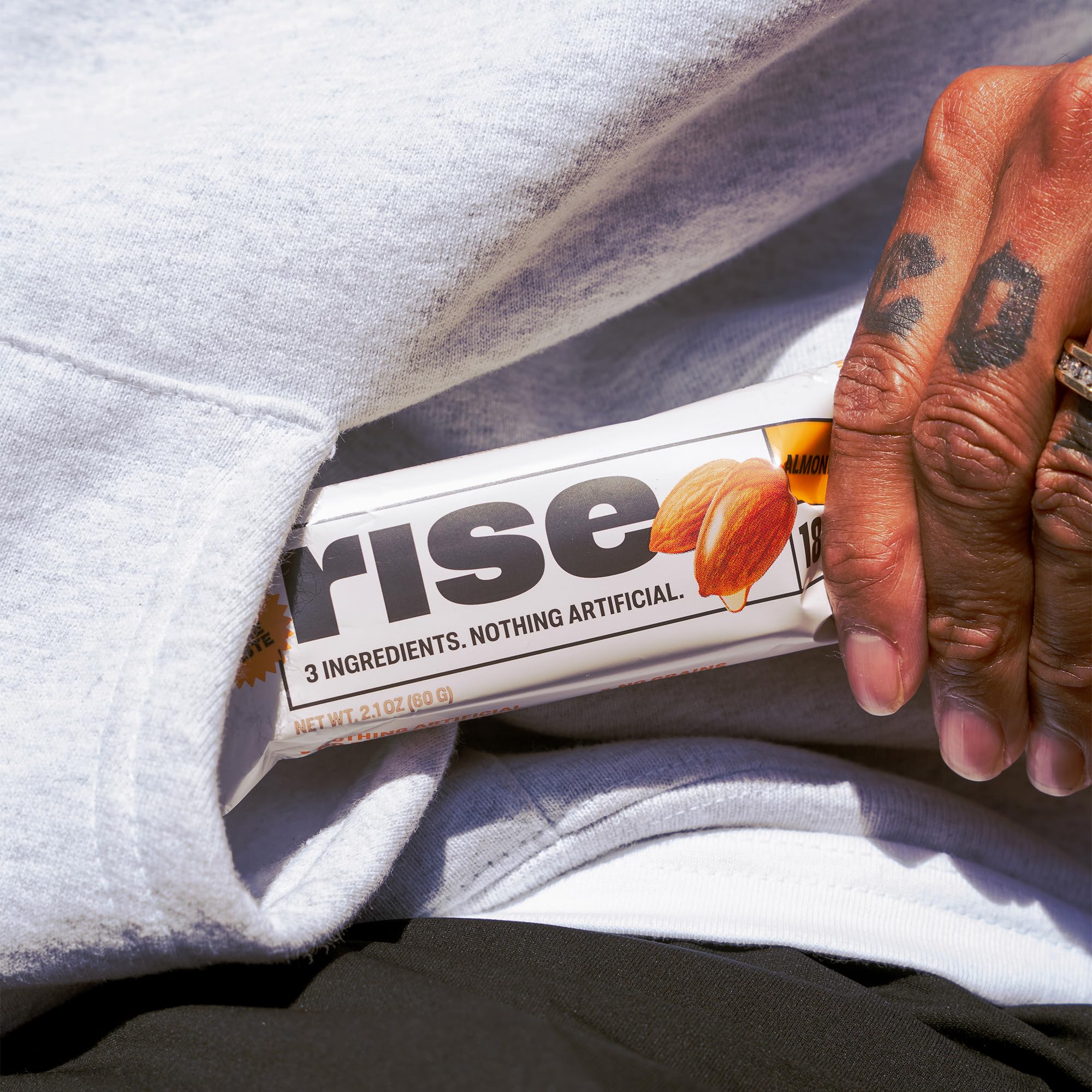 Rise barra junto a café en desayuno sugerencia rápida y nutritiva