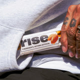 Rise barra junto a café en desayuno sugerencia rápida y nutritiva