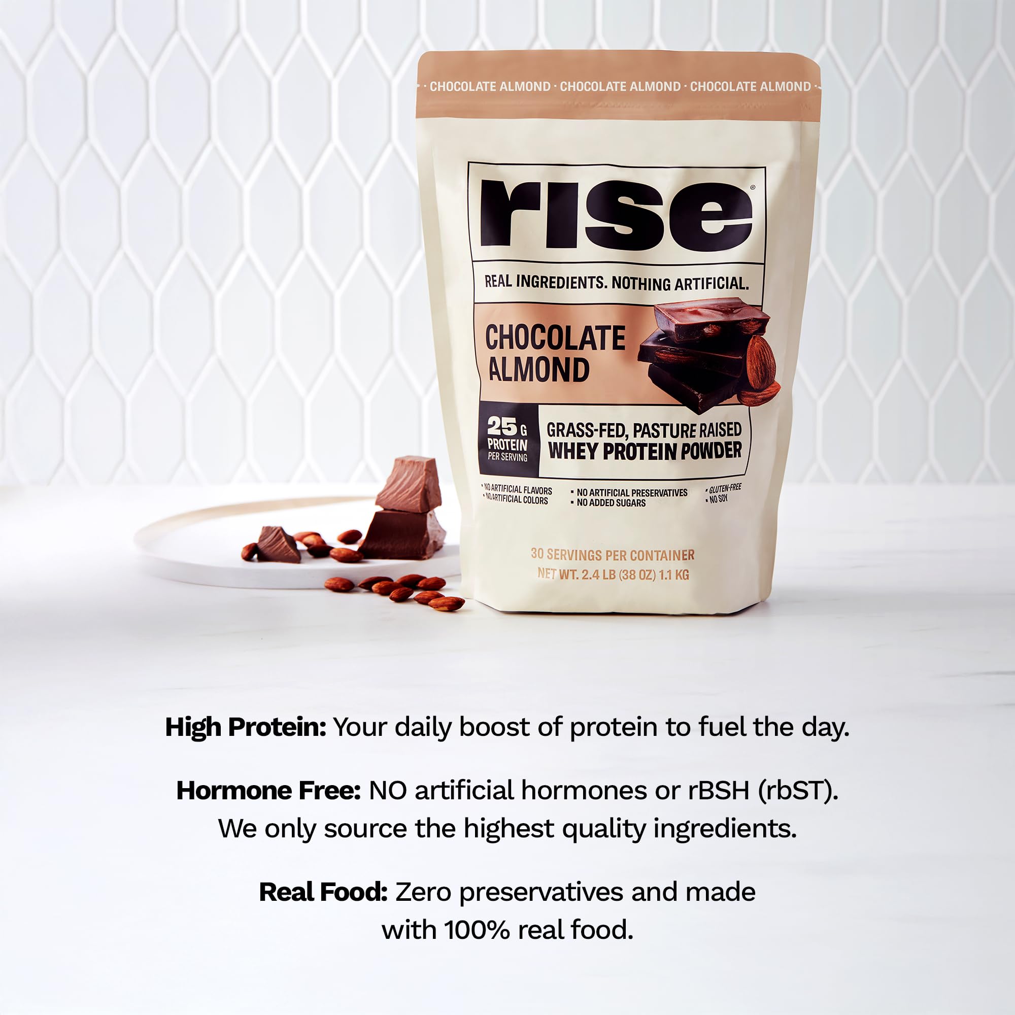 Rise batido Chocolate Almond en vaso listo para recuperación postentreno