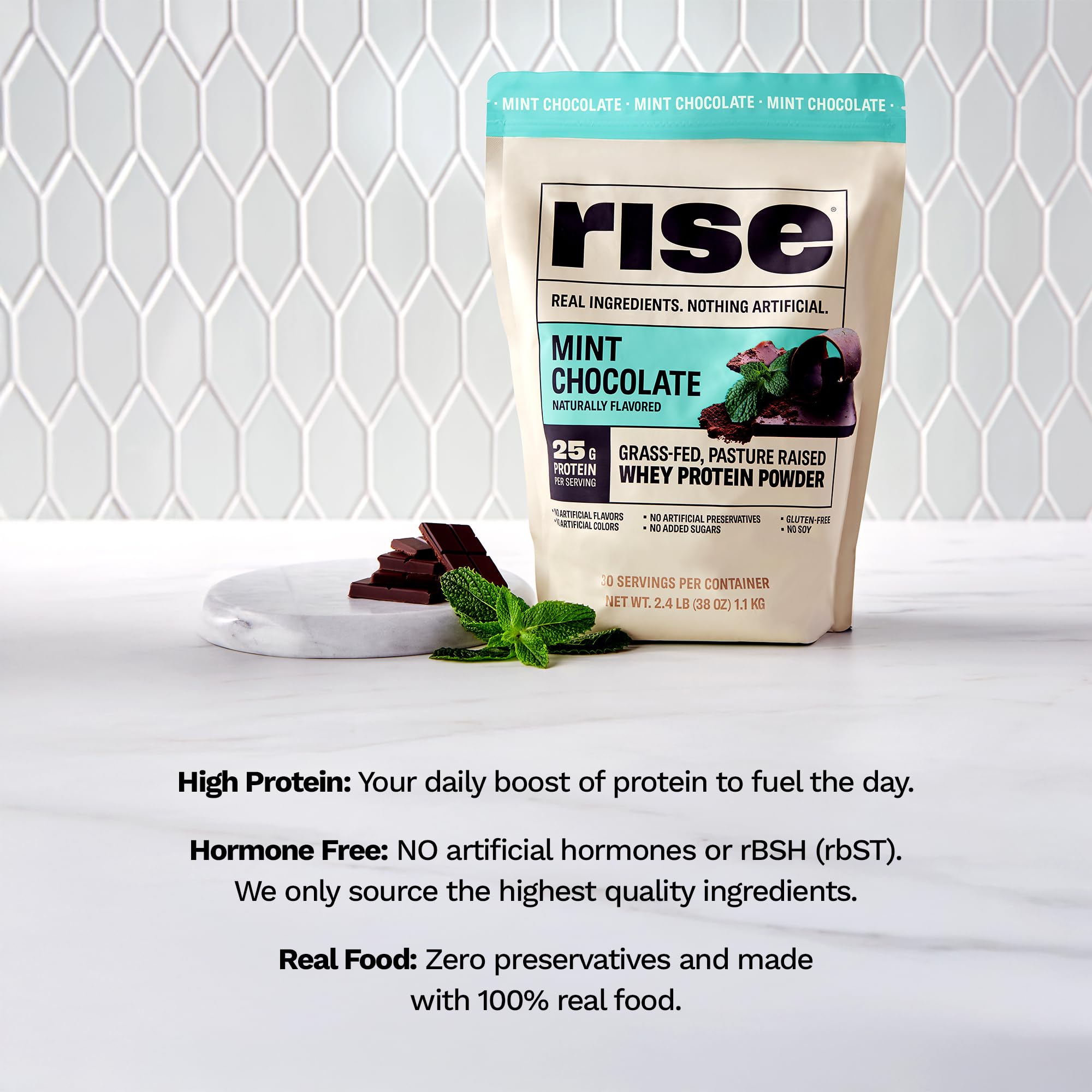 Rise cucharada de proteína mostrando tamaño de porción y control de calorías