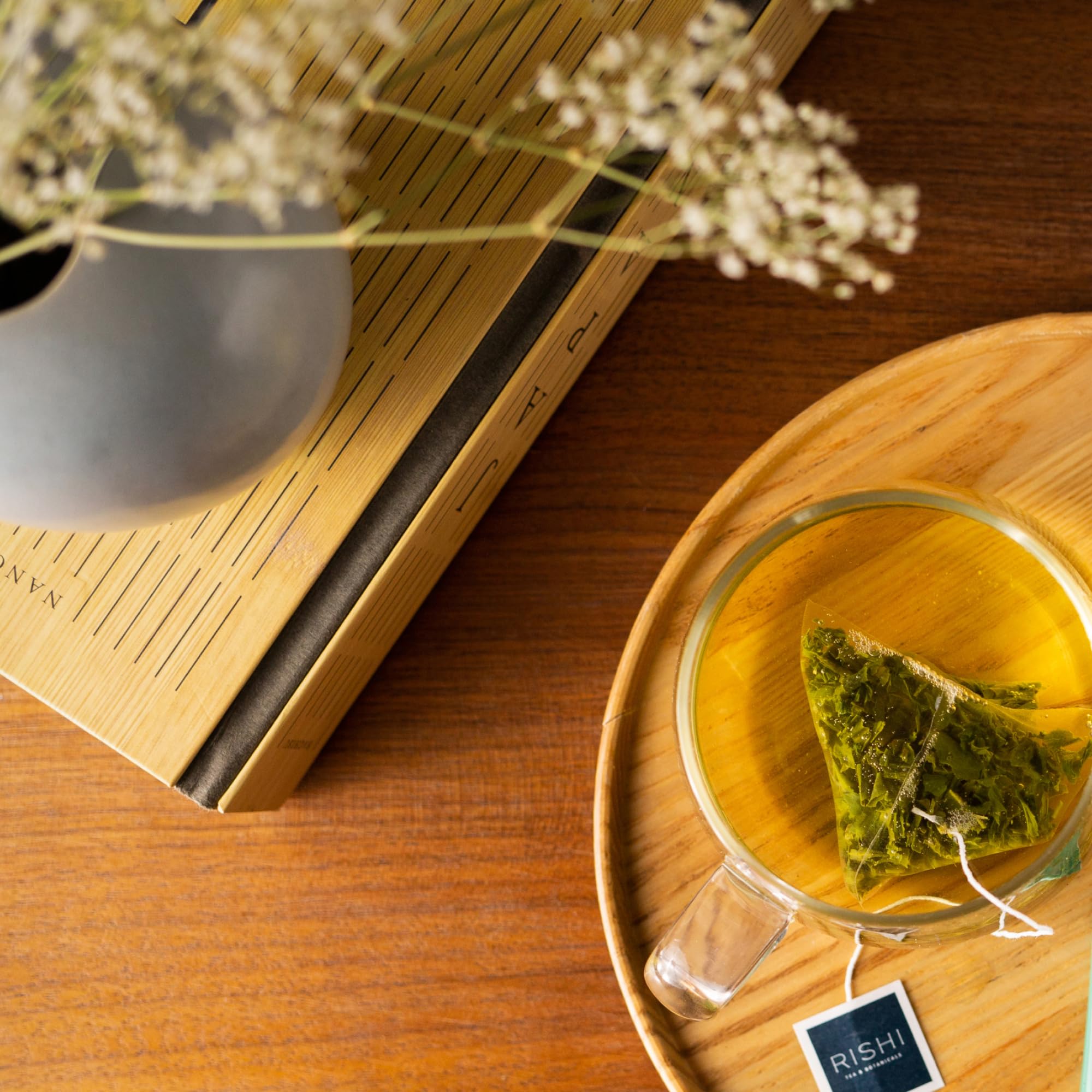 Rishi Tea ambiente de desayuno con planta, promueve consumo sostenible