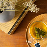 Rishi Tea ambiente de desayuno con planta, promueve consumo sostenible