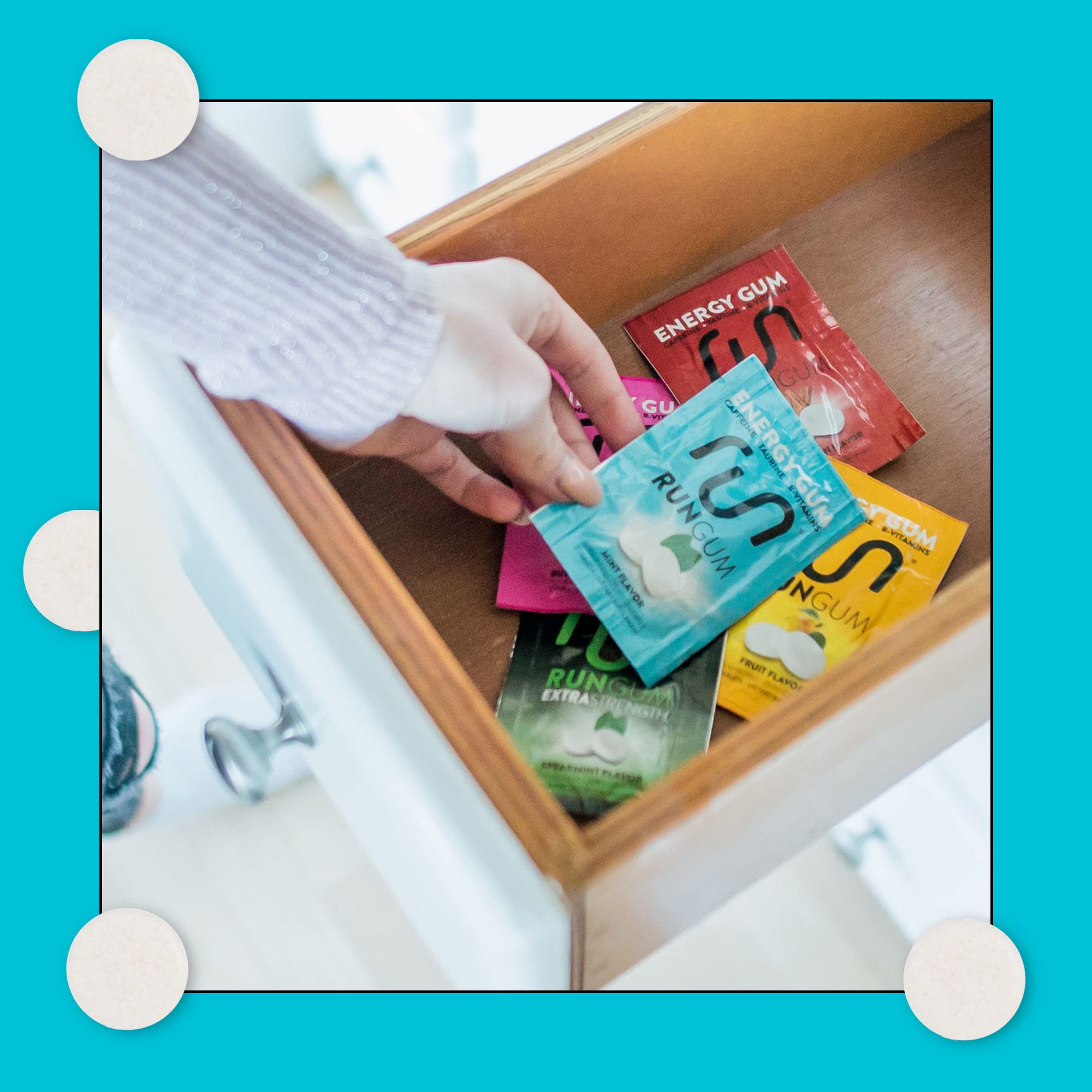 Run Gum en escritorio con portátil, enfoque y frescura durante el trabajo