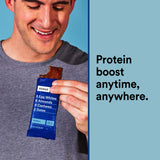 RXBAR junto a una taza de café, desayuno rápido y nutritivo