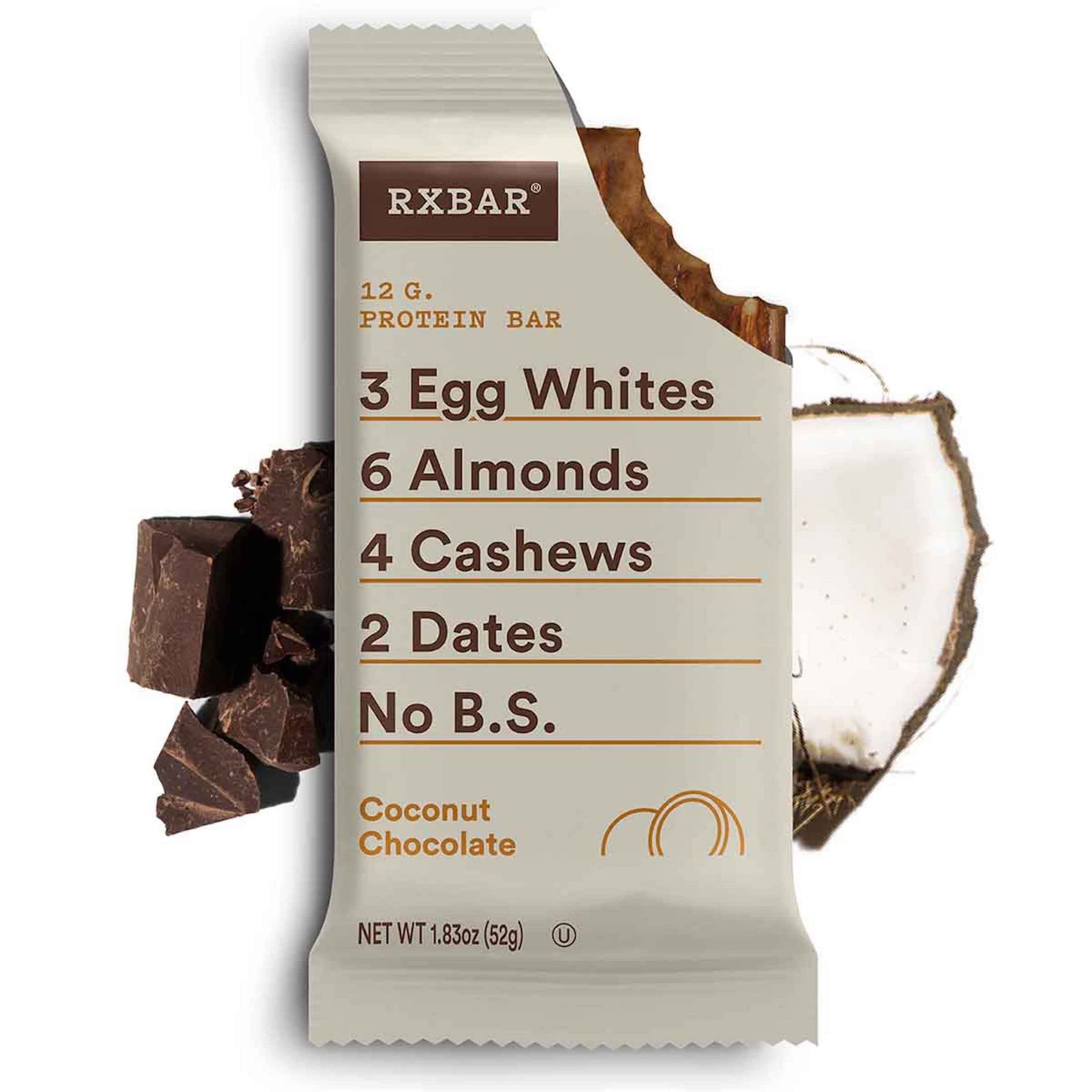 RXBAR en mano durante salida, ideal para energía inmediata fuera de casa