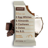 RXBAR en mano durante salida, ideal para energía inmediata fuera de casa