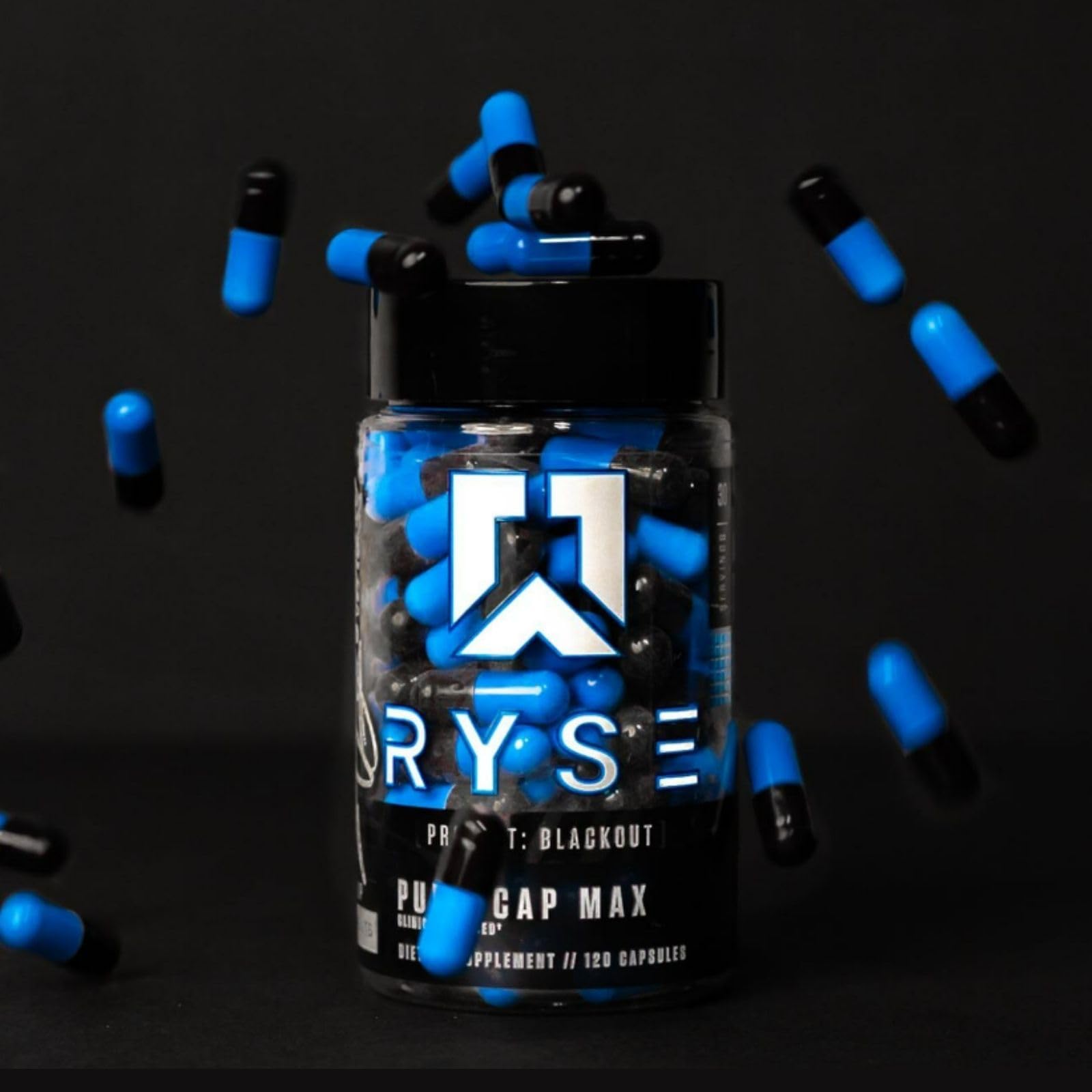 RYSE bote en mano para comparar tamaño y llevar al gimnasio