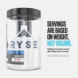 RYSE Up Supplements lifestyle en mesa con shaker y envase mostrando uso diario práctico
