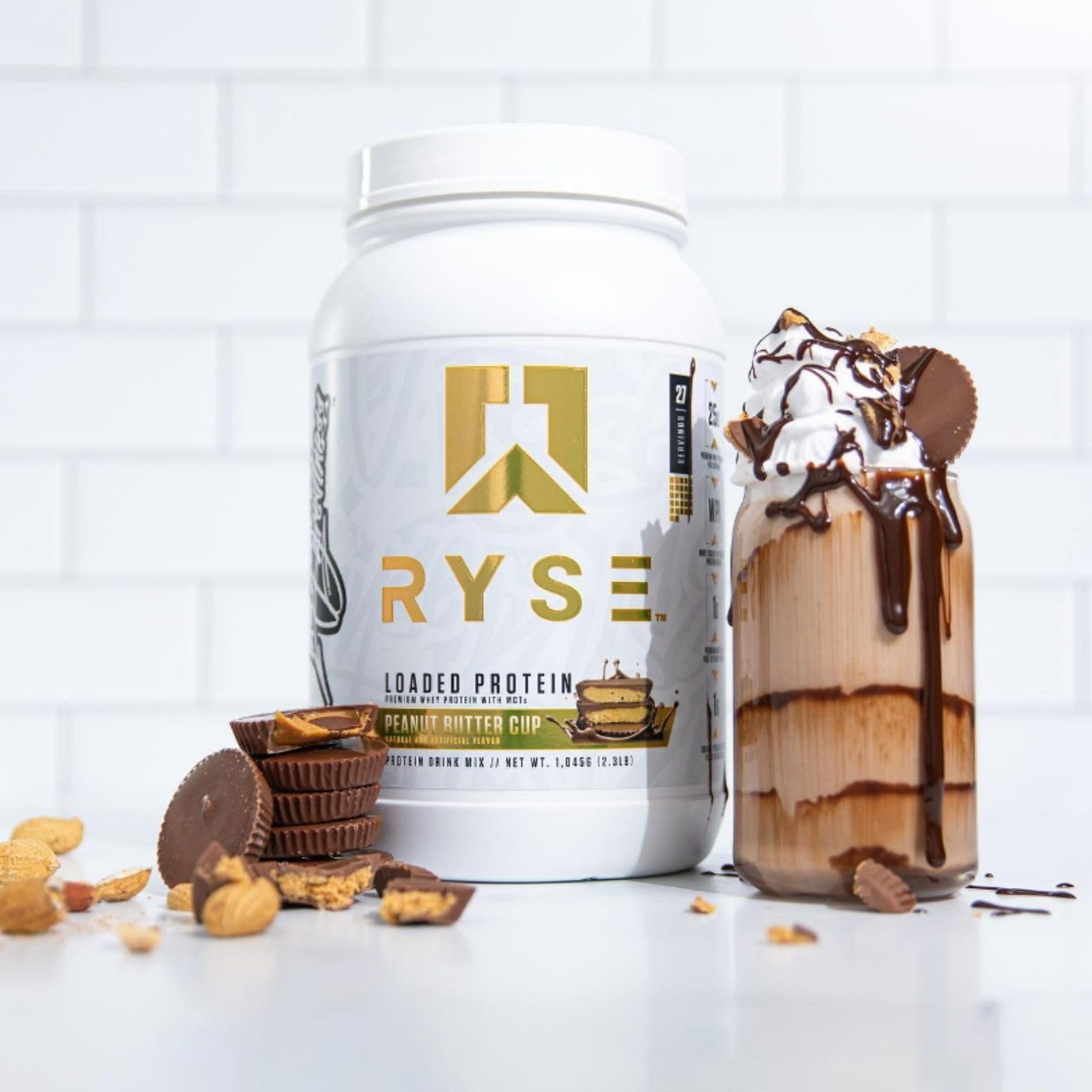 RYSE Up Supplements envase junto a una cuchara para comparación de tamaño
