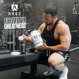 RYSE Up Supplements batido junto a equipo de gimnasio para recuperación