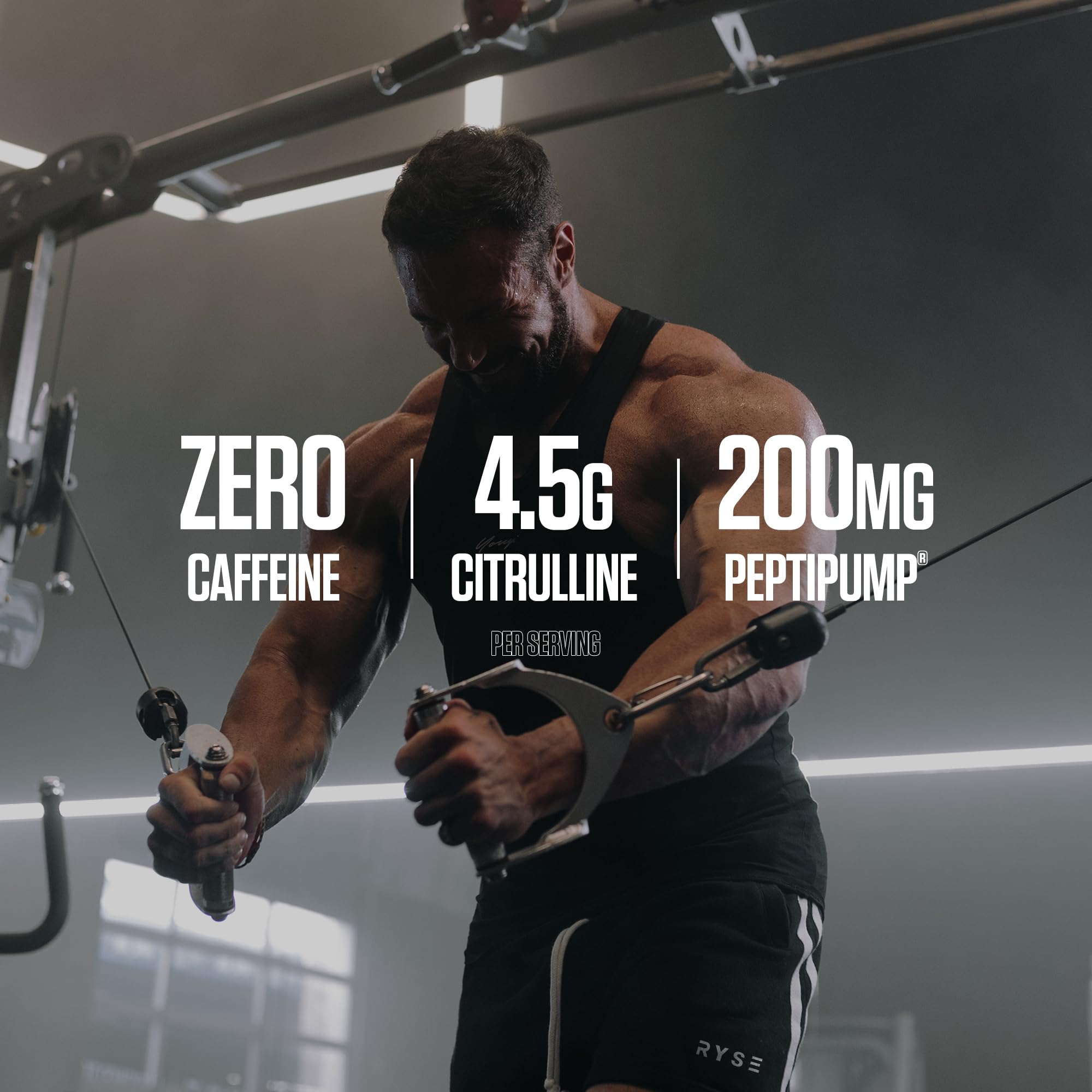 RYSE Up Supplements atleta en gimnasio usando el producto para mayores bombas