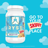 RYSE Up Supplements envase junto a equipo de gimnasio indicando uso activo