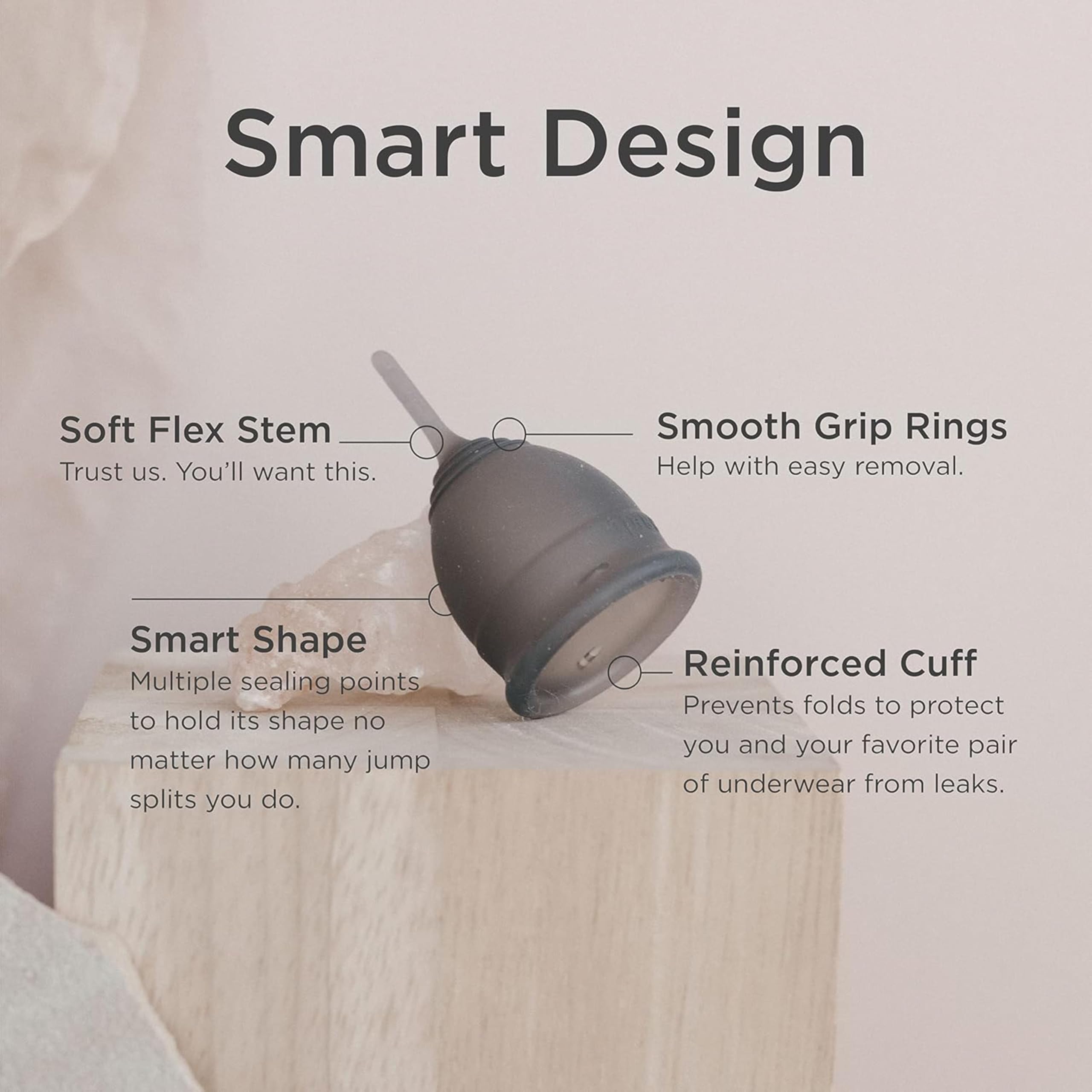 Saalt Soft sostenida en mano para ilustrar tamaño y fácil manejo