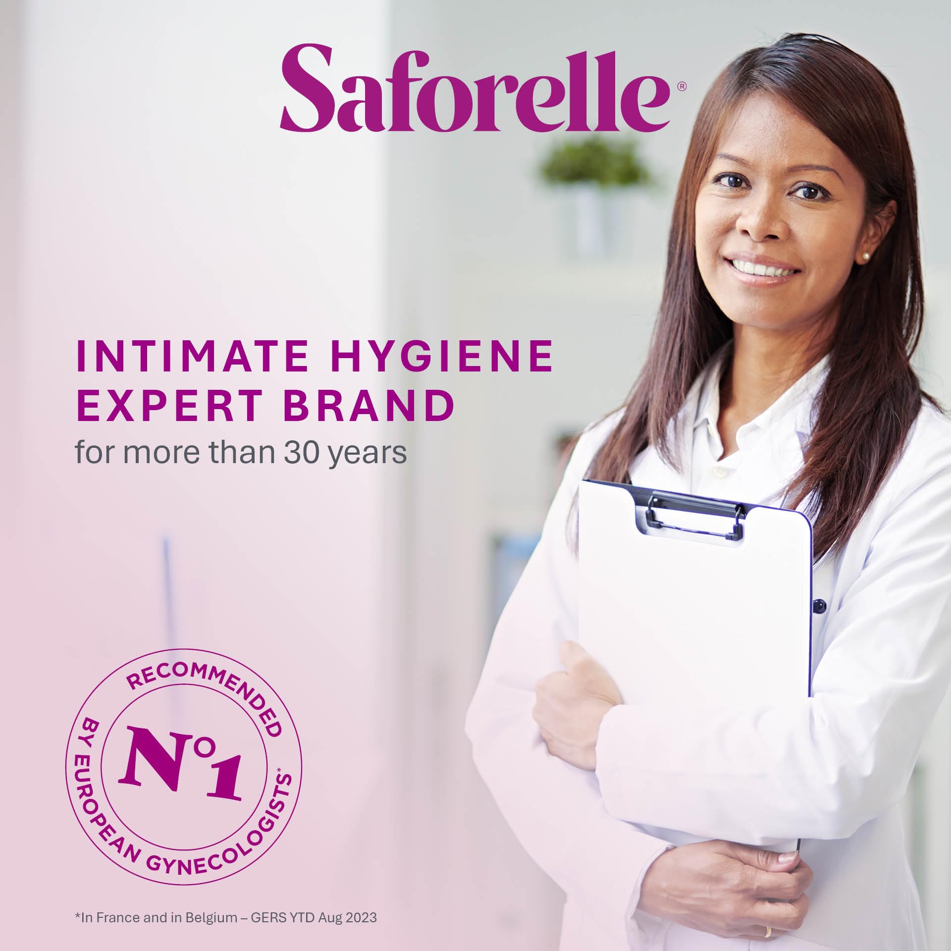 Saforelle en baño lifestyle transmitiendo cuidado íntimo diario