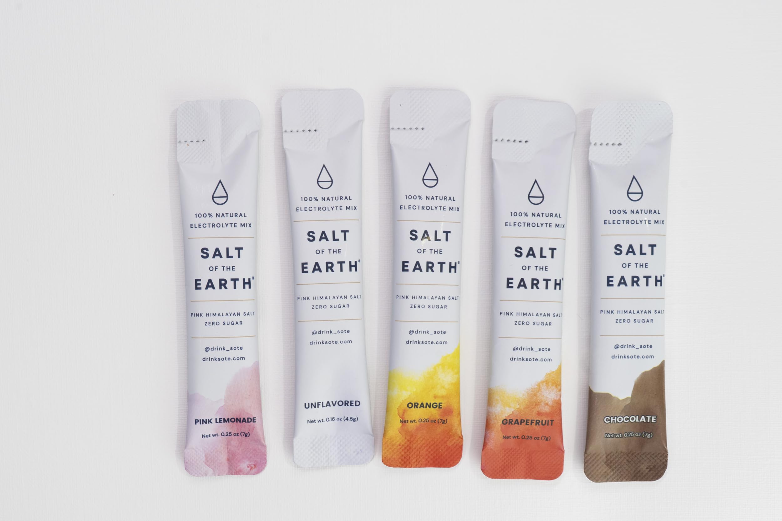 Salt of the Earth sticks junto a mochila de viaje, solución portátil para hidratación