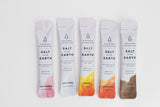 Salt of the Earth sticks junto a mochila de viaje, solución portátil para hidratación