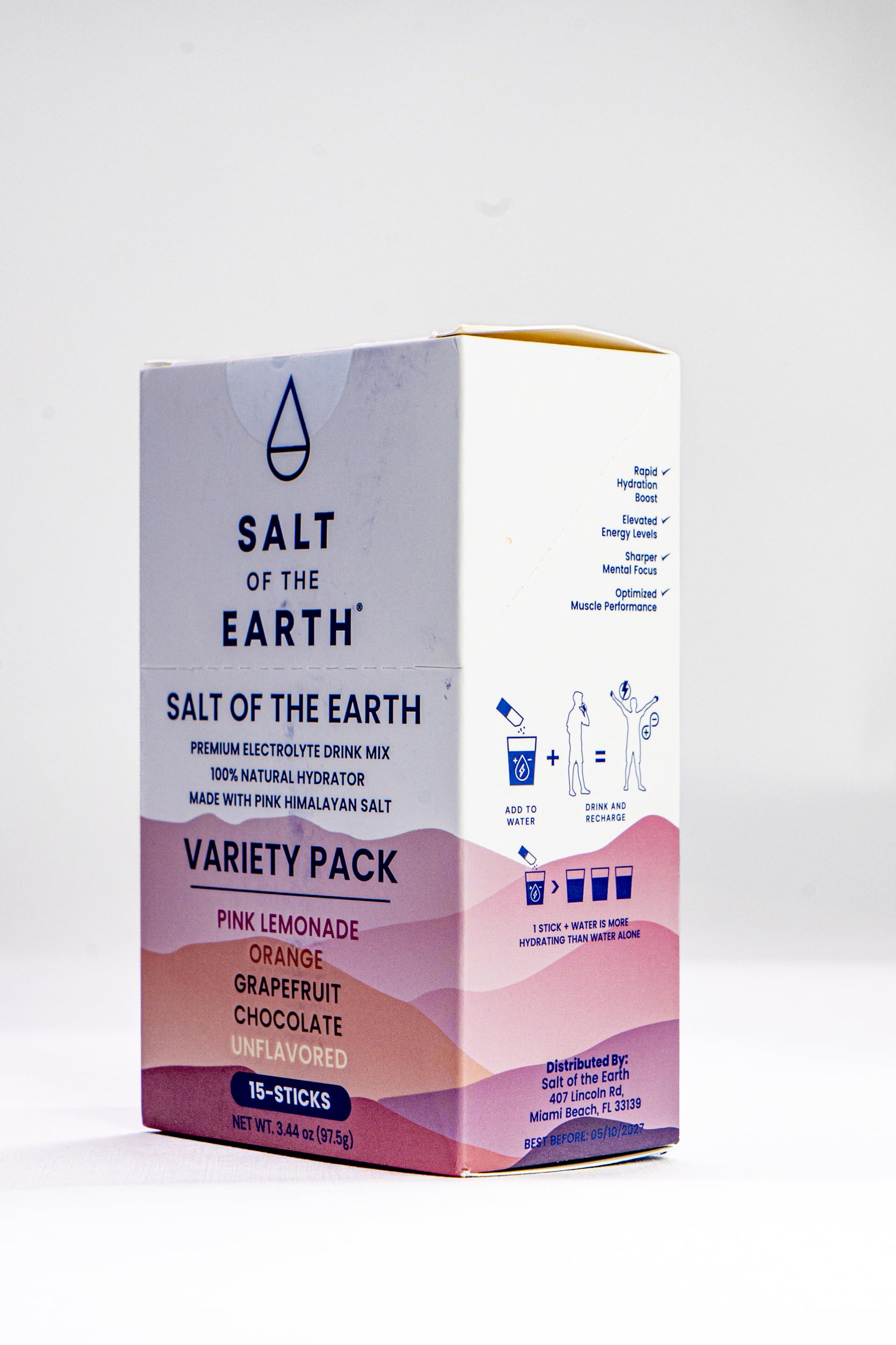 Salt of the Earth atleta sosteniendo botella con producto, repone electrolitos tras ejercicio