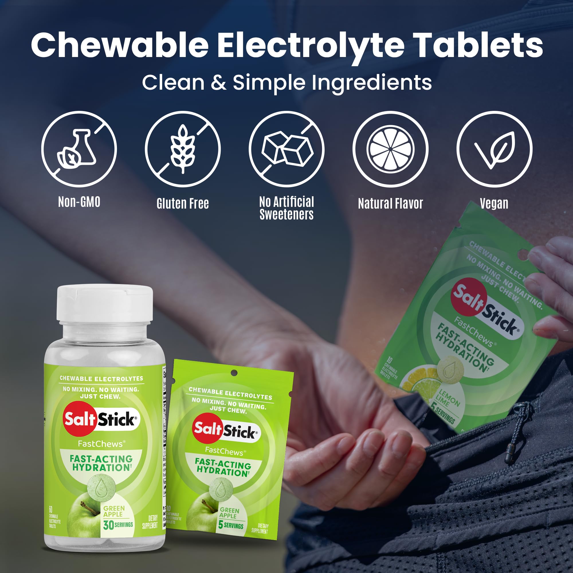 SaltStick tableta en mano para comparar tamaño, portátil y cómoda