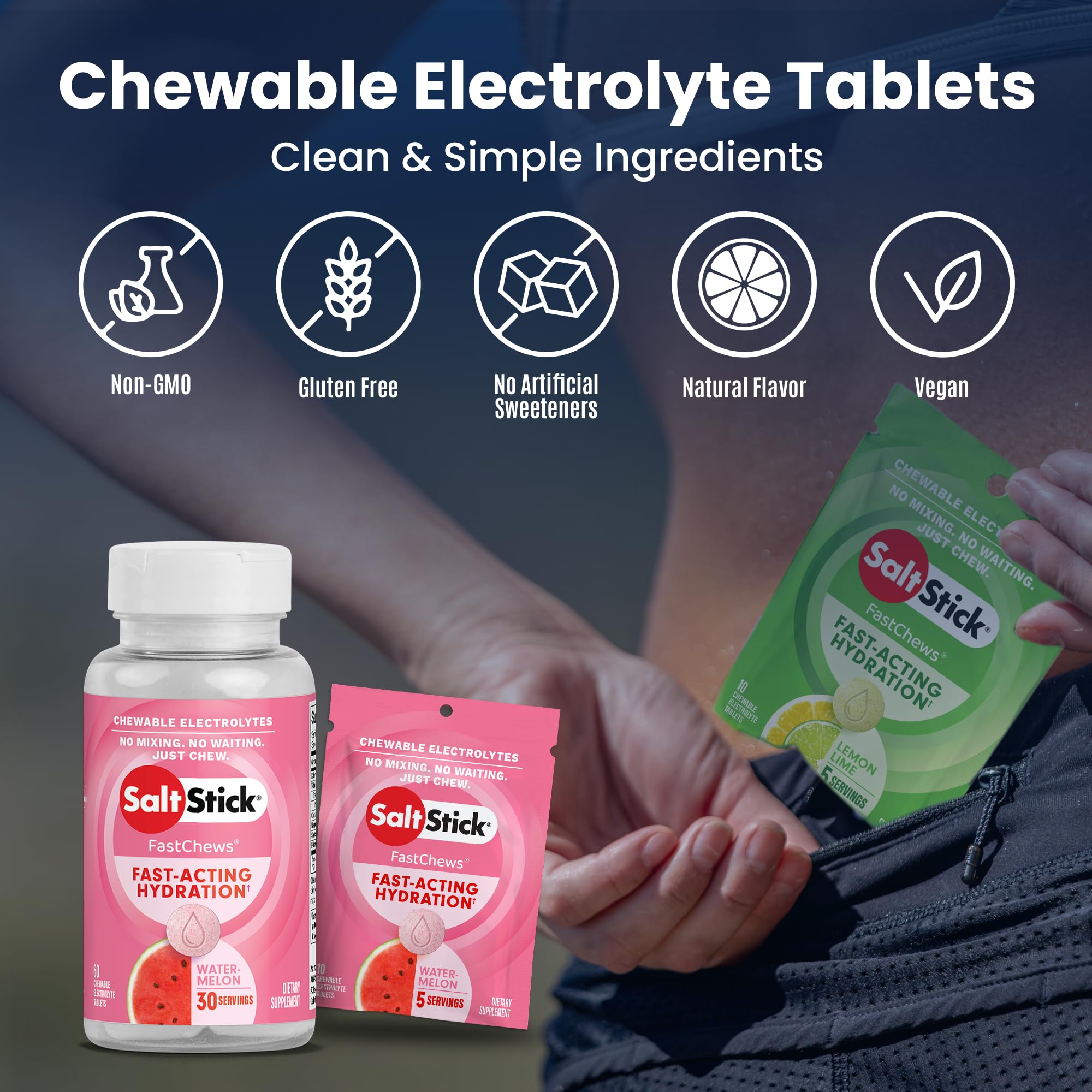 SaltStick tableta en mano siendo masticada para absorción rápida durante el entrenamiento