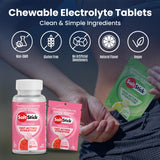 SaltStick tableta en mano siendo masticada para absorción rápida durante el entrenamiento