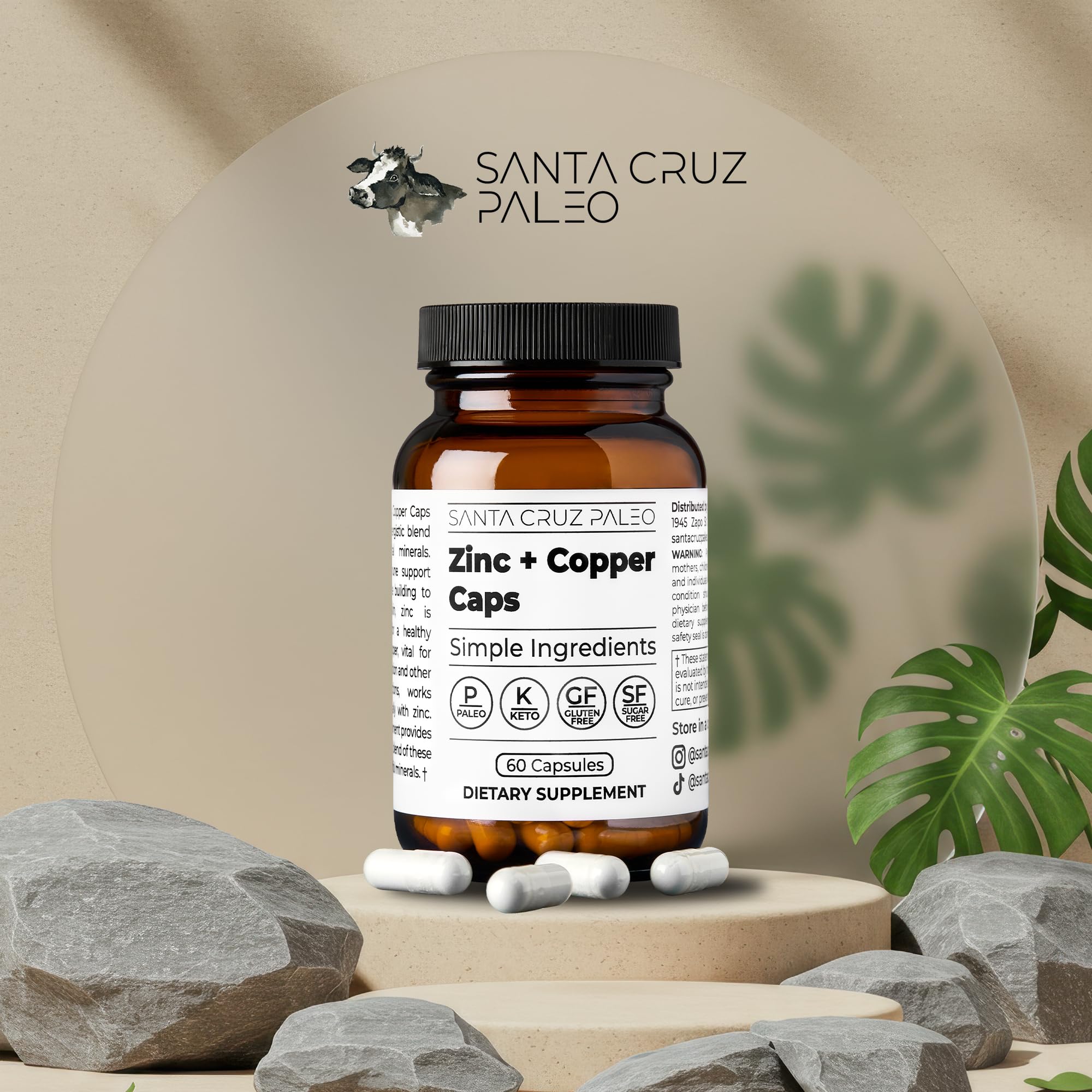 Santa Cruz Paleo cápsula en mano para mostrar tamaño y facilidad de ingestión