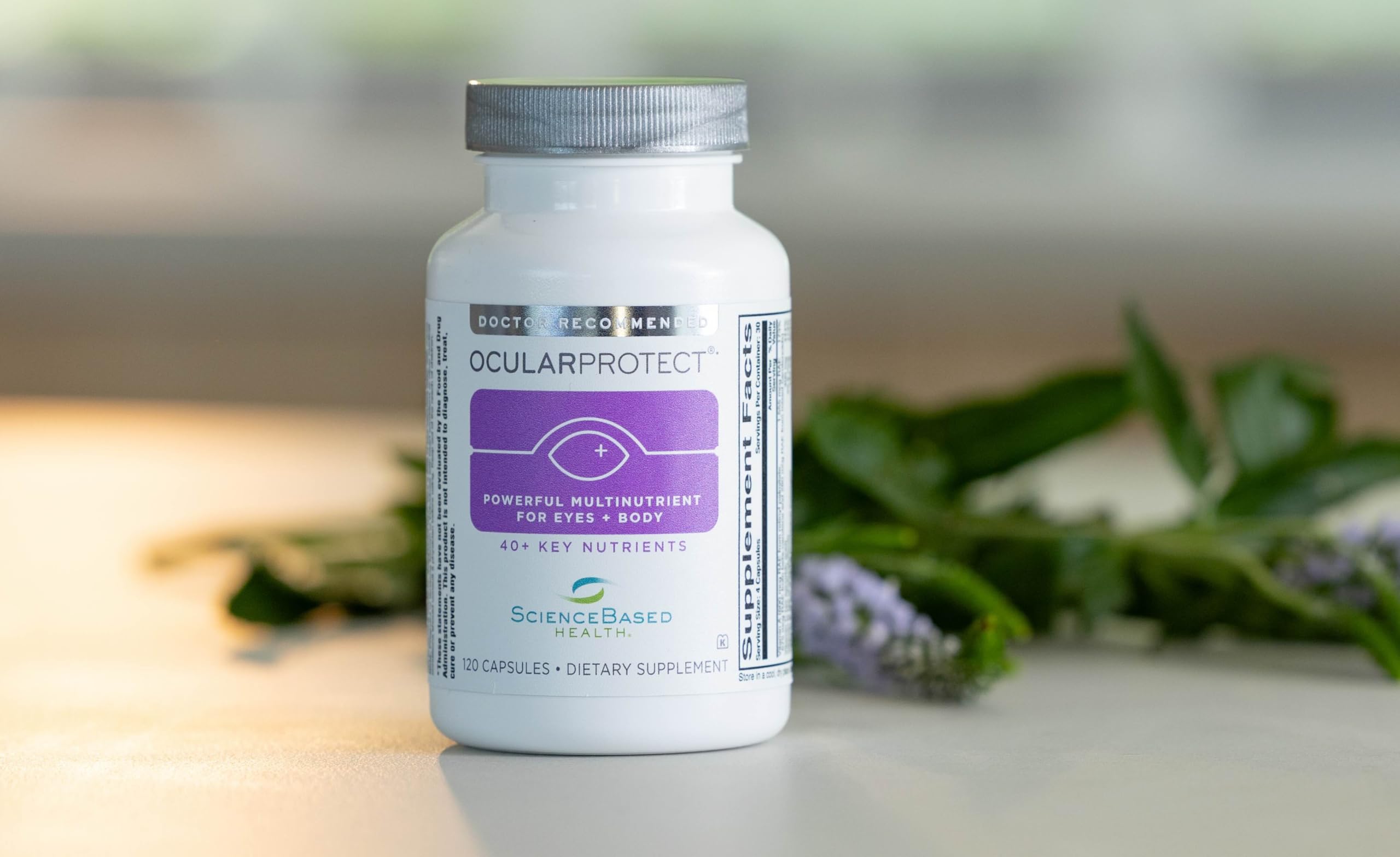 ScienceBased Health OcularProtect botella en mano para comparar tamaño y dosificación