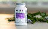 ScienceBased Health OcularProtect botella en mano para comparar tamaño y dosificación
