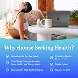 Seeking Health cápsula en mano durante rutina matutina para energía sostenida