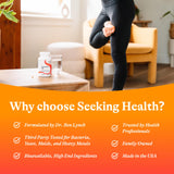 Seeking Health suplemento sobre mesa de desayuno como rutina matutina