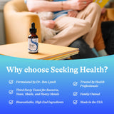 Seeking Health frasco en mano demostrando tamaño compacto y portabilidad