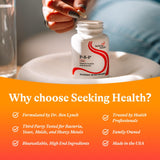 Seeking Health en mesa de cocina con fruta y vaso de agua para contexto de uso diario