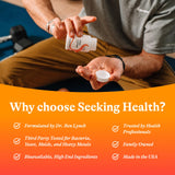 Seeking Health frasco abierto con pastillas lista para una rutina diaria