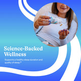 Seeking Health mano sosteniendo cápsula para comparar tamaño y dosificación