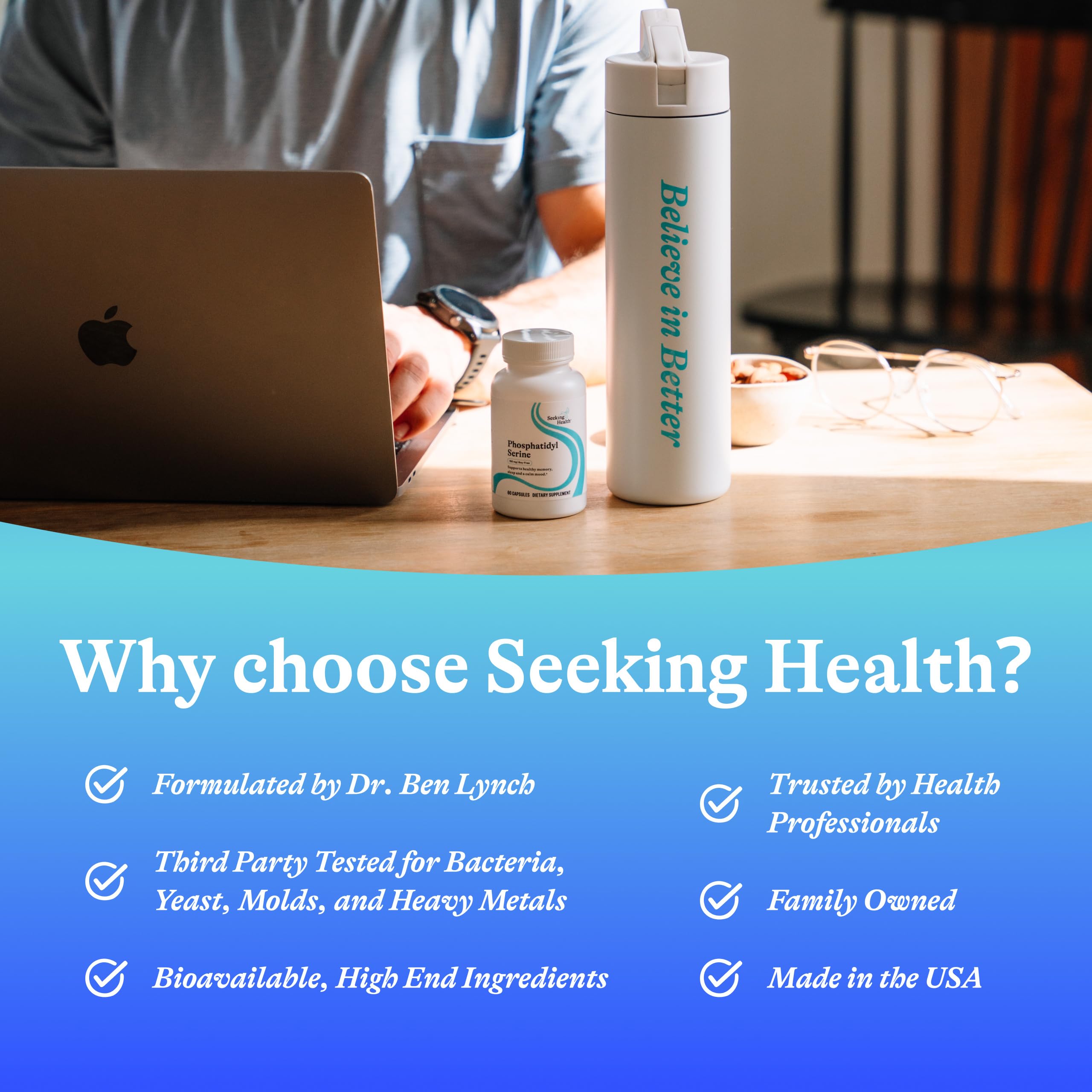Seeking Health cápsula en mano para comparar tamaño, ayuda a visualizar la dosis