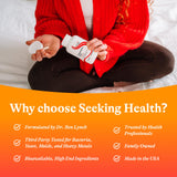 Seeking Health cápsula junto a una moneda para comparar tamaño
