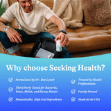 Seeking Health frasco en mesa con vaso y rutina de suplementos organizada