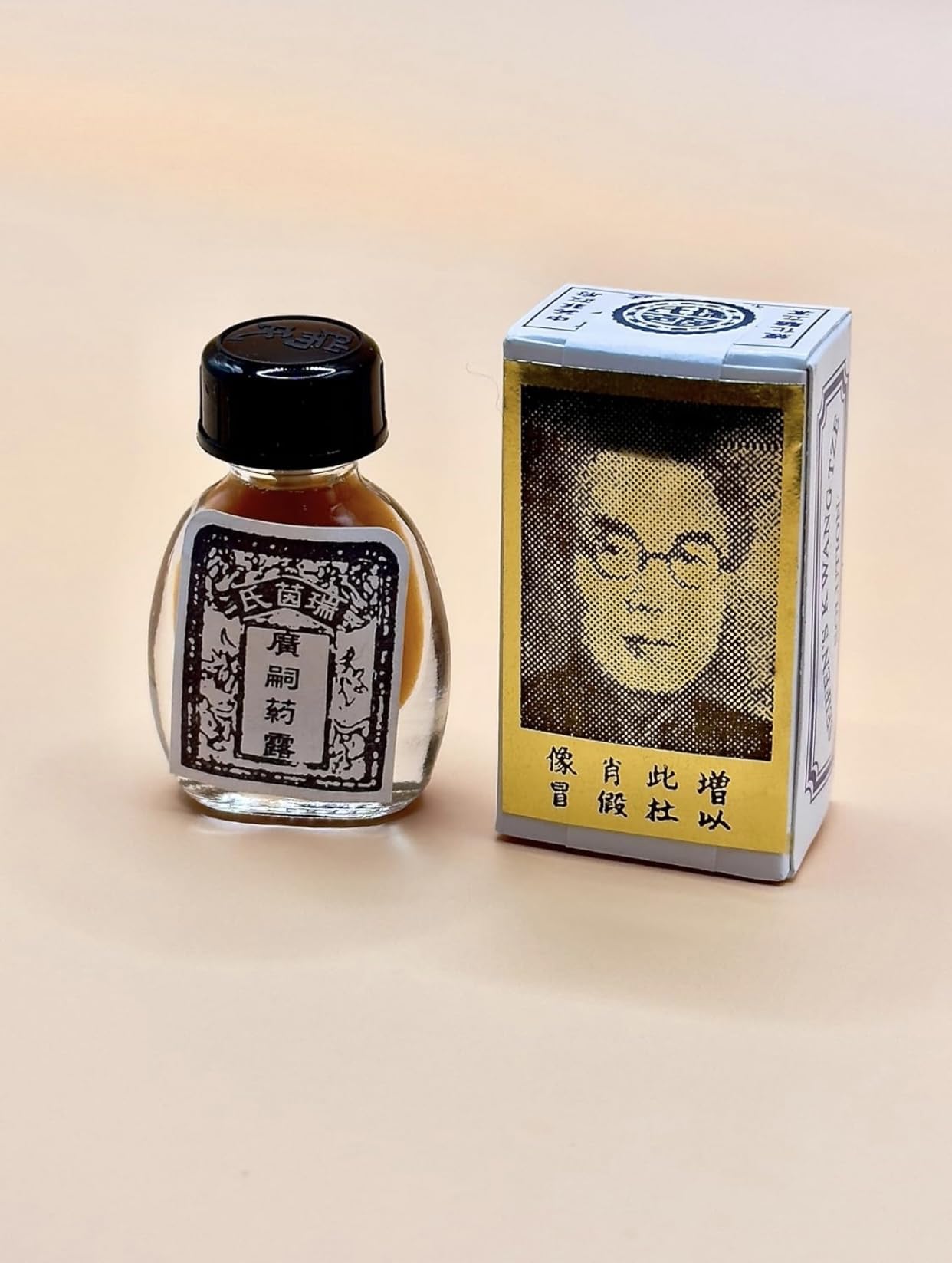 Seifen's Kwang Tze Solution frasco y caja amarilla en ambiente que evoca tradición