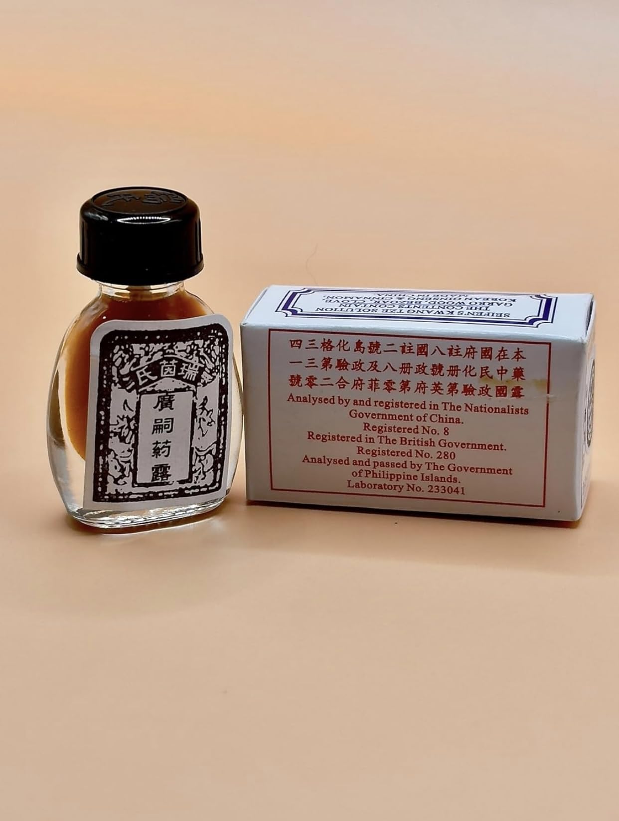 Seifen's Kwang Tze Solution frasco en mano indicando tamaño de viaje compacto