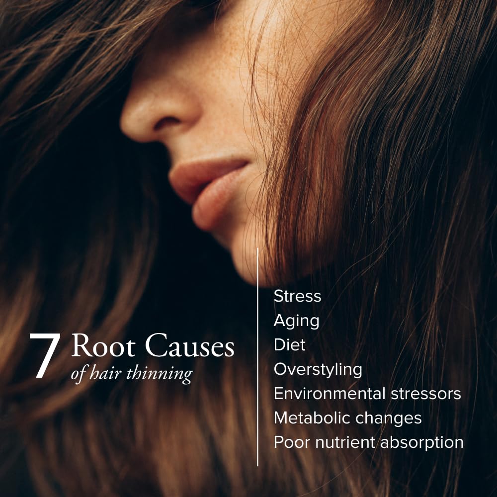 Serovital uso en mujer peinándose sugiere cabello con más brillo