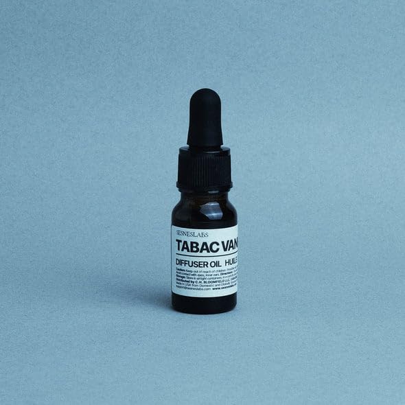 sesneslabs comparación de tamaño del frasco Tabac Vanille junto a objetos cotidianos