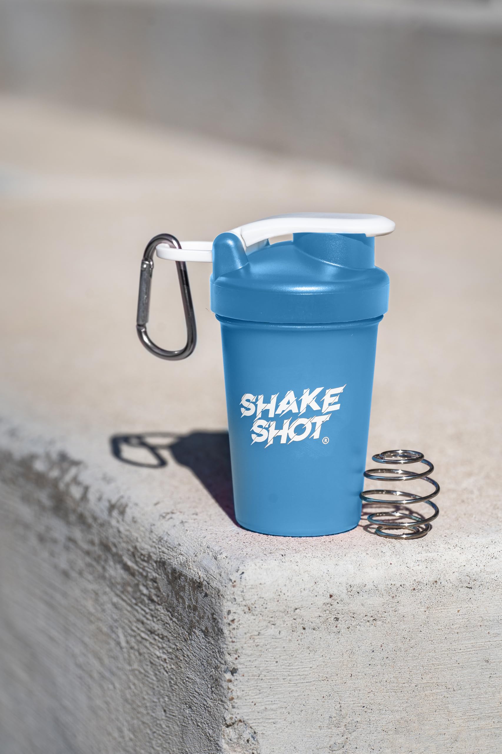 Shake Shot en mano mostrando tamaño práctico y mezcla rápida