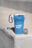 Shake Shot en mano mostrando tamaño práctico y mezcla rápida