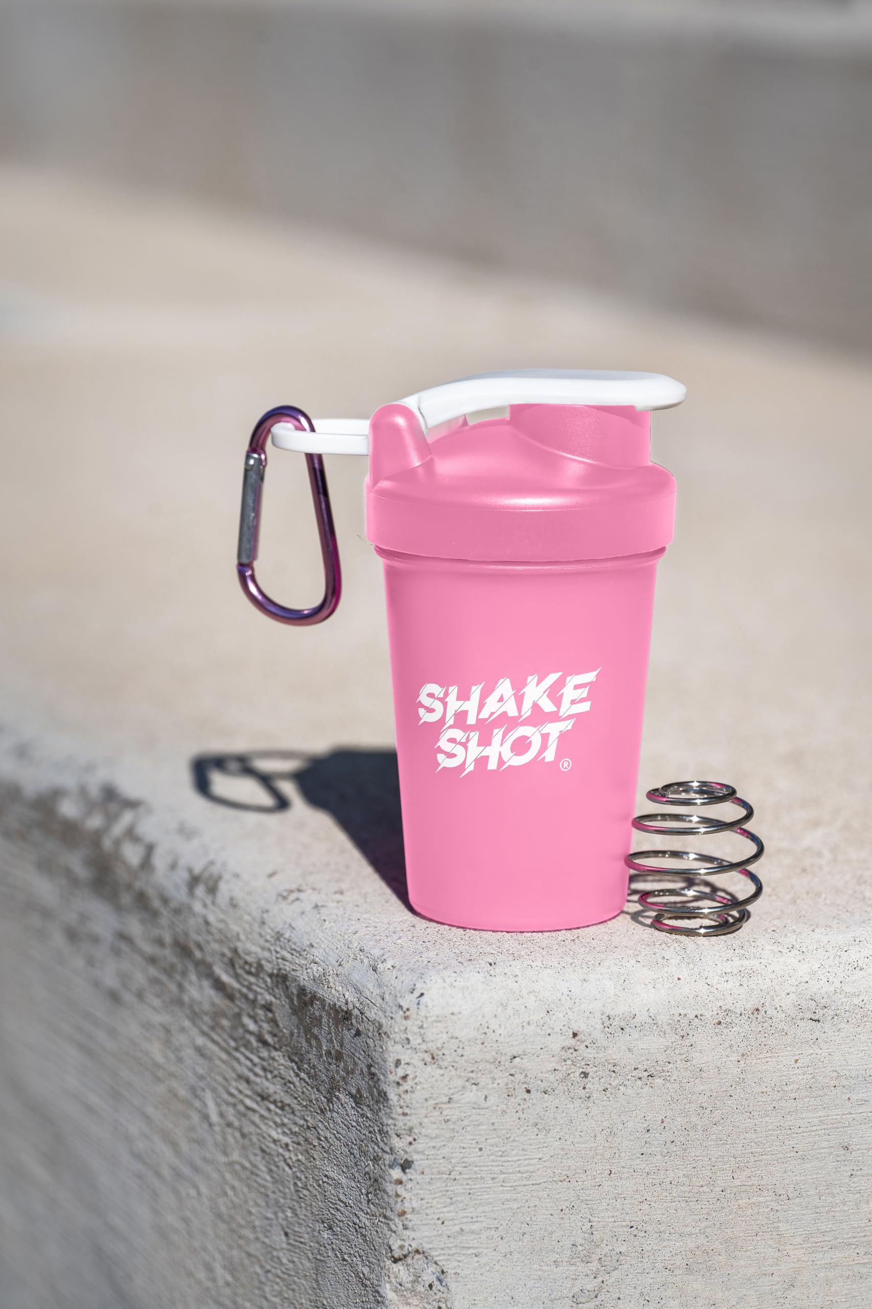 Shake Shot en mano para comparar escala y transportar cómodamente