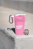 Shake Shot en mano para comparar escala y transportar cómodamente