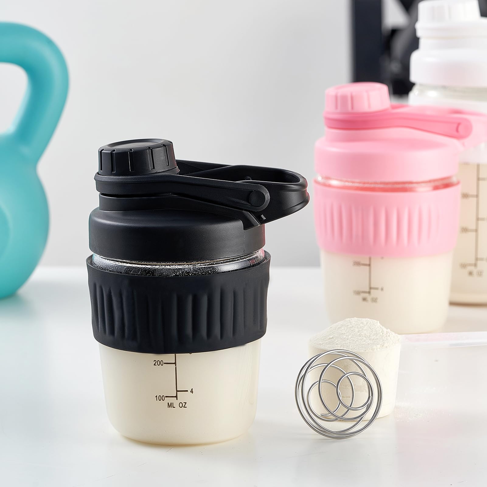 ShakeXpert vaso mezclador en uso en gimnasio seguro y compacto